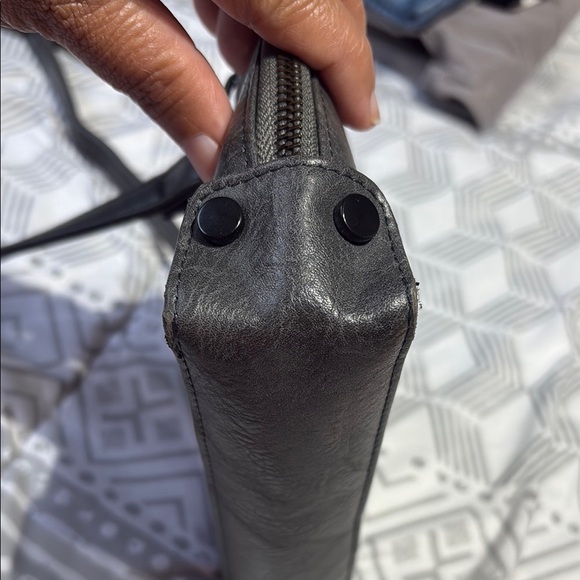 Sleek Black Leather Crossbody Bag with Adjustable Strap - Picture 5 of 7